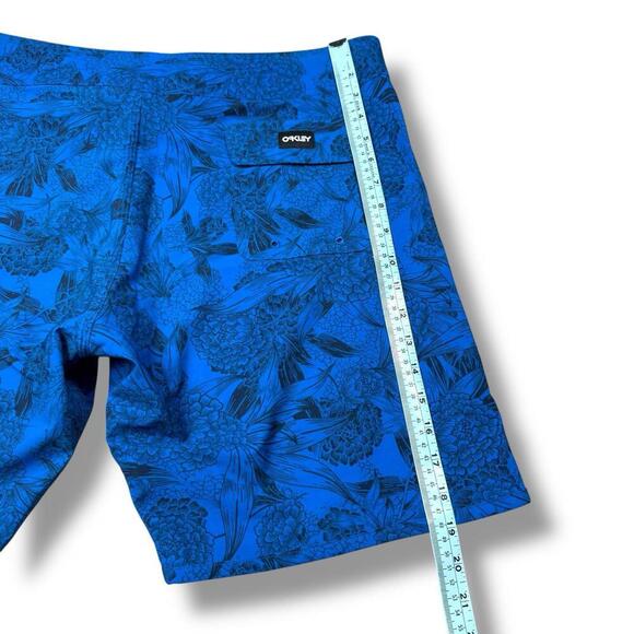 Oakley Blue Floral Board Shorts Size 34 Performance Fit Swim Trunks Surf Unlined - Picture 8 of 10